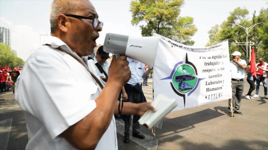 Trabajadores marchan para conmemorar 1 de mayo en México