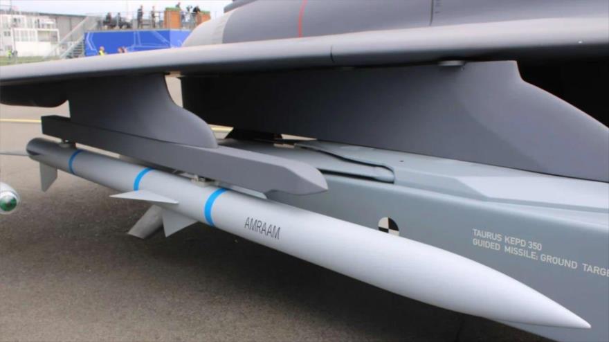 Un misil aire-aire de alcance medio avanzado AIM-120C-8.