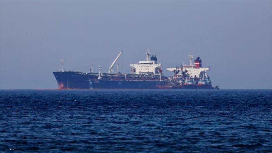 Un petrolero, fletado por el gobierno de EE.UU., frente a la costa de Karystos, en la isla de Eubea, Grecia, 26 de mayo de 2022. (Foto: Reuters)
