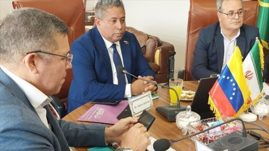 El viceministro de Ciencia de Venezuela (c), el embajador venezolano en Irán, (izq.) y el director del Instituto de Biotecnología Agrícola de Irán, en una reunión en Karay, Irán, 3 de mayo de 2025.
