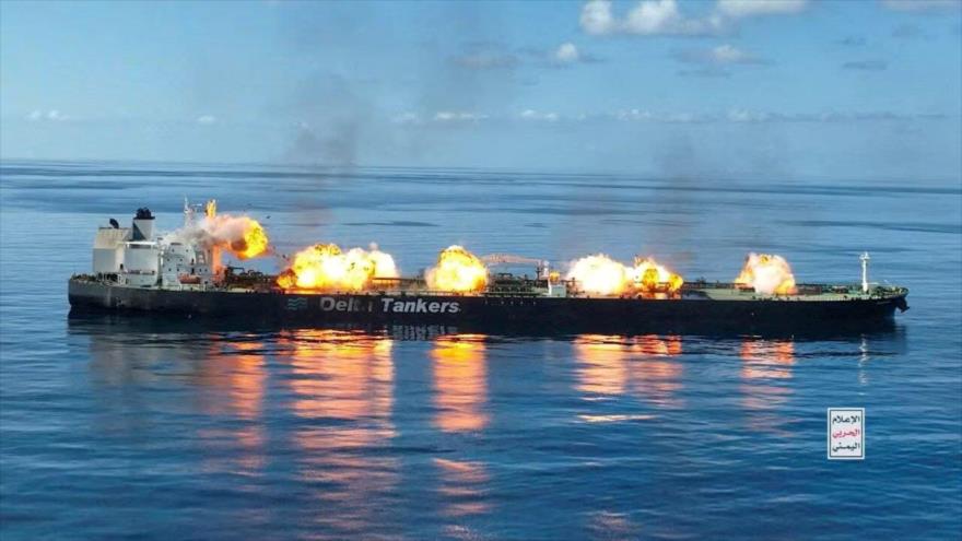 El petrolero SOUNION arde en llamas en el mar Rojo tras un ataque del Ejército de Yemen mientras se dirigía a puertos israelíes, 23 de agosto de 2024.