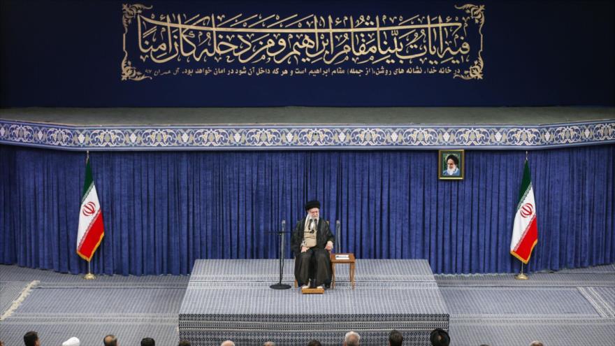 El Líder de la Revolución Islámica de Irán, el ayatolá Seyed Ali Jamenei, se reúnen con funcionarios y organizadores iraníes del Hach, 4 de mayo de 2025.
