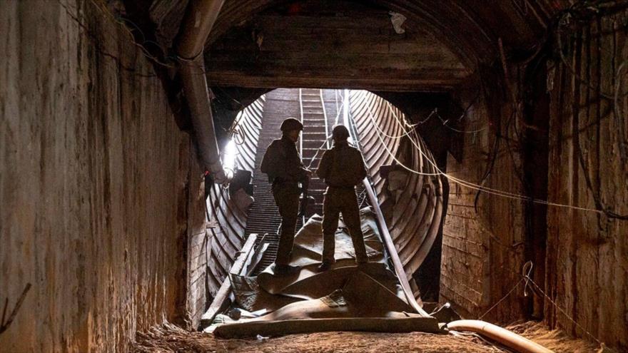 Soldados israelíes, a la entrada de un túnel de HAMAS en la Franja de Gaza.