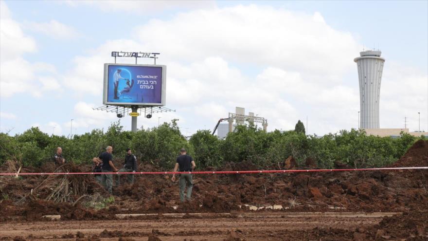 La policía inspecciona daños causados por un misil balístico disparado desde Yemen contra aeropuerto Ben Gurión, Tel Aviv, Israel, 4 de mayo de 2025. (Foto: EPA)
