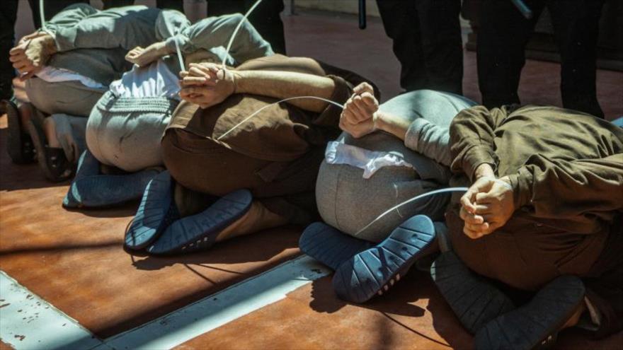 Prisioneros palestinos detenidos en la prisión israelí de Ofer, cerca de Jerusalén, en la Cisjordania ocupada, el 28 de agosto de 2024.
