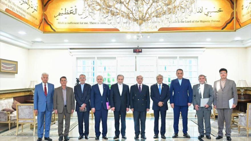 La reunión entre canciller iraní, Abás Araqchi, con las autoridades paquistaníes, 5 de mayo de 2025.