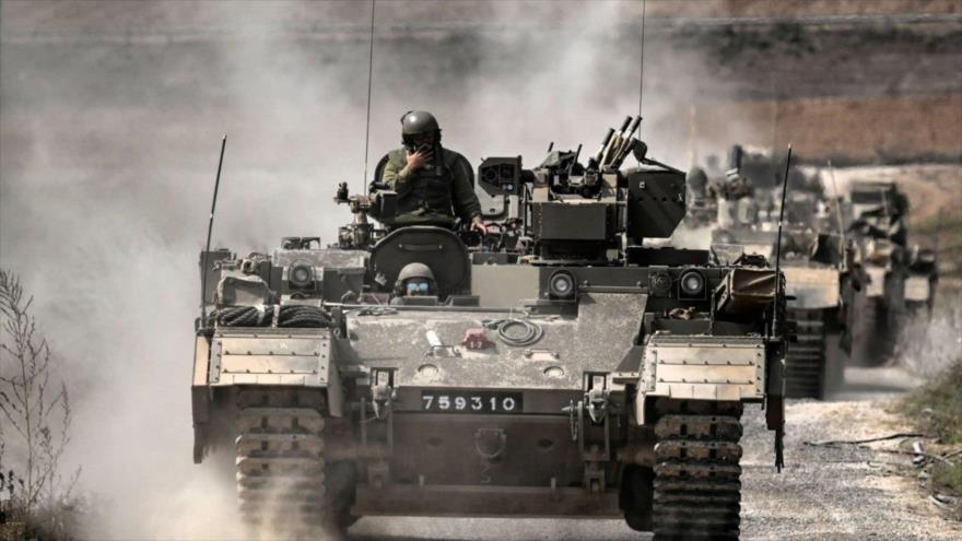 Fuerzas israelíes a bordo de vehículos blindados de transporte de personal cerca de la frontera con la Franja de Gaza. (Foto: AFP)