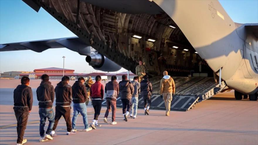 Migrantes abordan un avión militar para der deportados desde EE.UU. (Foto: CNN)