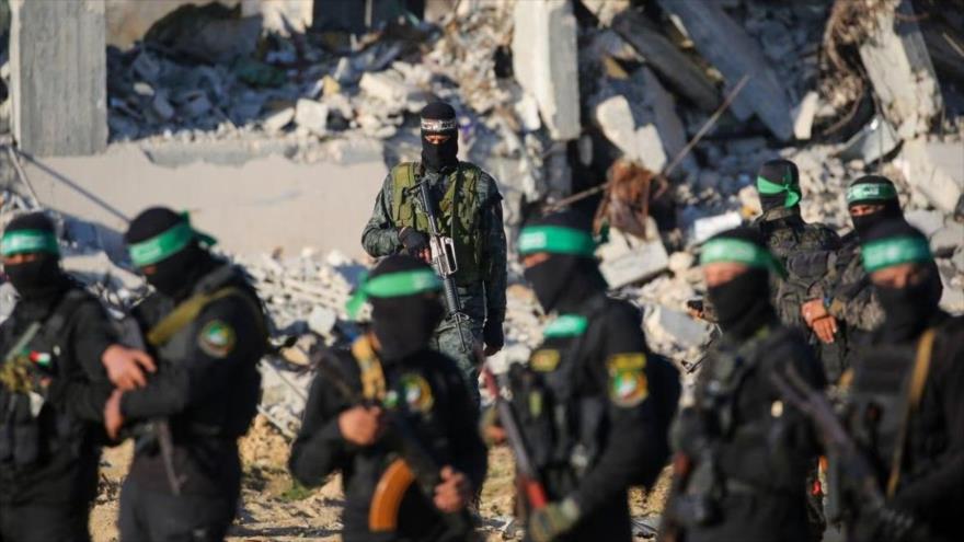 Combatientes de HAMAS aseguran una zona antes de entregar a dos retenidos israelíes a un equipo de la Cruz Roja en Jan Yunis, Franja de Gaza, 1 de febrero de 2025.