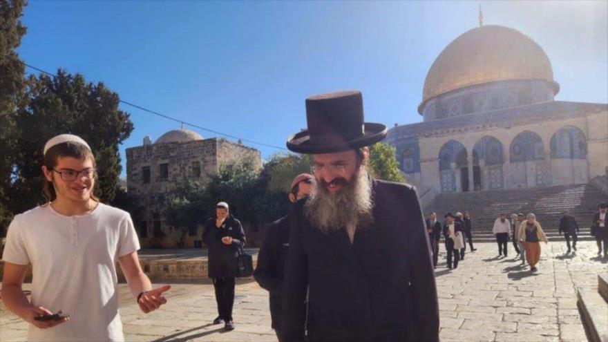 El rabino Shimshon Elboim irrumpe en la mezquita Al-Aqsa, bajo la protección de las fuerzas de ocupación israelíes. 6 de mayo de 2025