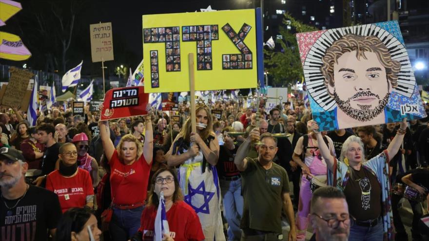 Israelíes exigen el fin de la guerra y el regreso de los retenidos en Gaza, frente al cuartel general militar de Kirya en Tel Aviv, 3 de mayo de 2025. (Foto: EFE)