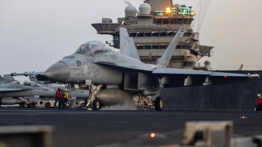 Un avión de combate F-18 preparándose para su lanzamiento en el USS Harry S. Truman.
