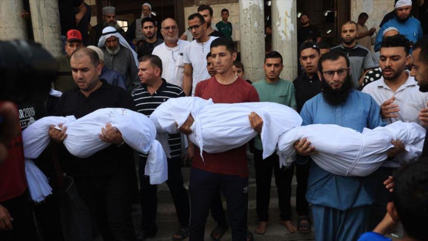 Familiares portan los cuerpos de los niños de la familia Abu Quta, fallecidos en los ataques israelíes contra la ciudad de Rafah, en el sur de Gaza, 8 de octubre de 2023. (Foto: AFP)
