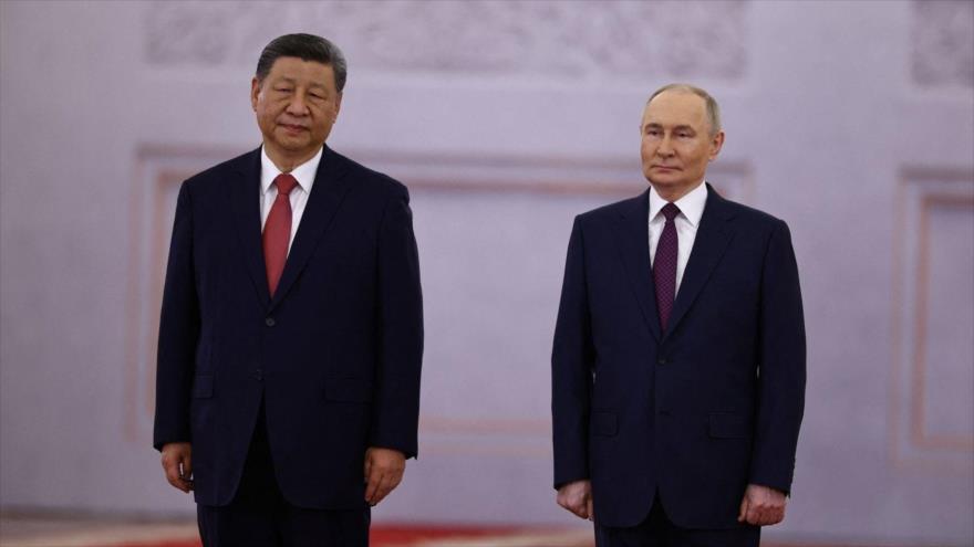 El presidente ruso, Vladímir Putin(dcha.), junto con su homólogo chino, Xi Jinping, reunidos en el Kremlin, Moscú, el 8 de mayo de 2025. (Foto: Pool/Reuters)
