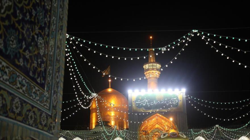 El santuario del Imam Reza (la paz sea con él) en la ciudad de Mashah (noroeste de Irán), en víspera del aniversario de su nacimiento, 8 de mayo de 2025.
