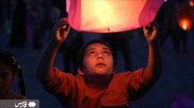 Cielo de Yazd en Irán se ilumina de farolillos por los niños de Gaza
