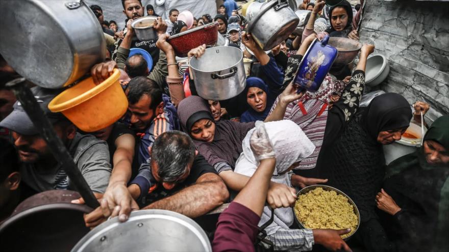 Palestinos, en su mayoría niños, esperan en largas filas para recibir ayuda alimentaria distribuida por organizaciones benéficas Yabalia, Gaza, 28 de abril de 2025. (Foto: Getty Images)
