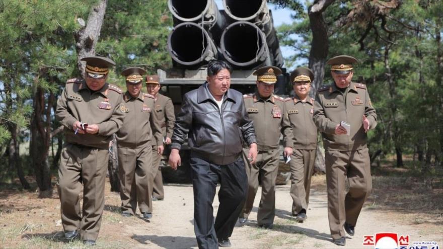 El líder norcoreano, Kim Jong Un, supervisa ejercicios de tiro de artillería en Corea del Norte el jueves.