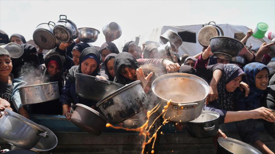 Palestinos luchan por conseguir alimentos en un comedor comunitario en Jan Yunis, Gaza, el 5 de mayo de 2025. (Foto: AP)
