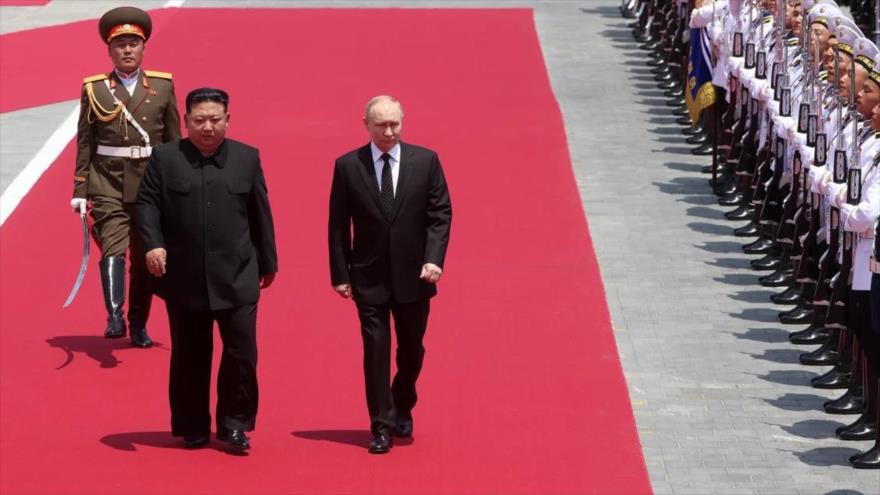 El líder norcoreano, Kim Jong-un, y el presidente ruso, Vladímir Putin (dcha.) en Pyongyang, 19 de junio de 2024. (Foto: Getty Images)