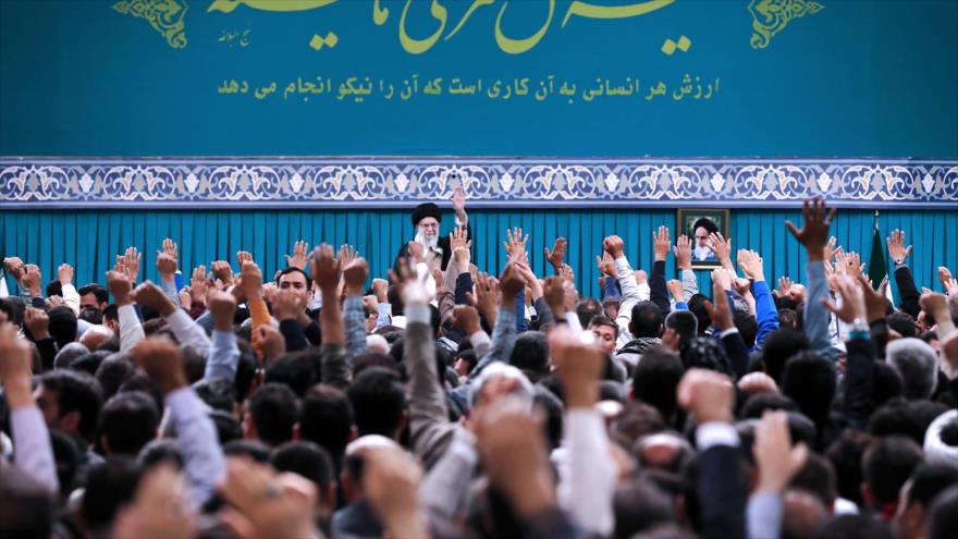 El Líder de la Revolución Islámica de Irán, el ayatolá Seyed Ali Jamenei, reunido con miles de trabajadores iraníes, Teherán, 10 de mayo de 2025.