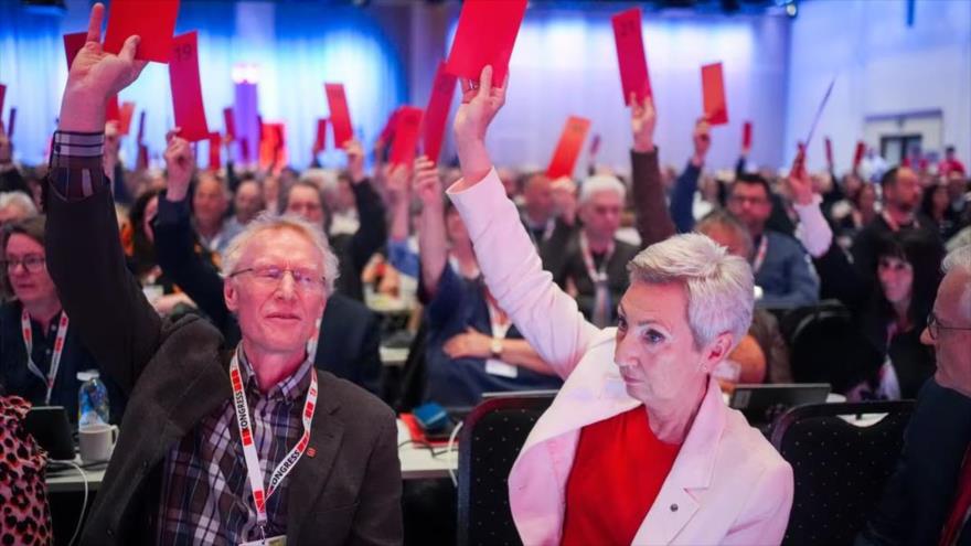 Miembros de la Confederación Noruega de Organizaciones Sindicales (LO) asisten a una votación del grupo.