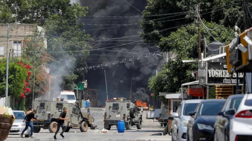 Palestinos durante enfrentamientos con las fuerzas israelíes en medio de una operación militar israelí en Yenín, Cisjordania ocupada. (Foto: Reuters)