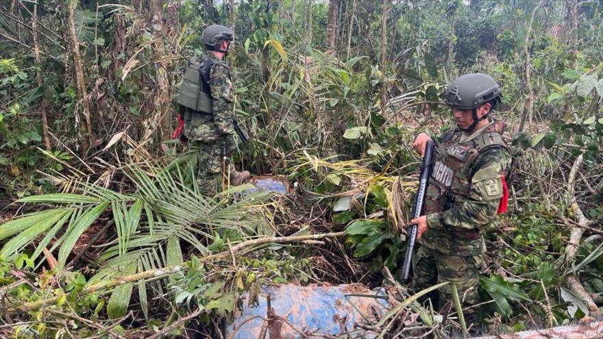 Soldados ecuatorianos en el lugar del accidente, una zona de minería ilegal en la provincia amazónica de Orellana, 9 de mayo de 2025.