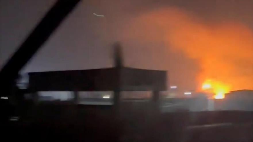 Fuego y humo se elevan tras una explosión en Rawalpindi, Pakistán, 10 de mayo de 2025.