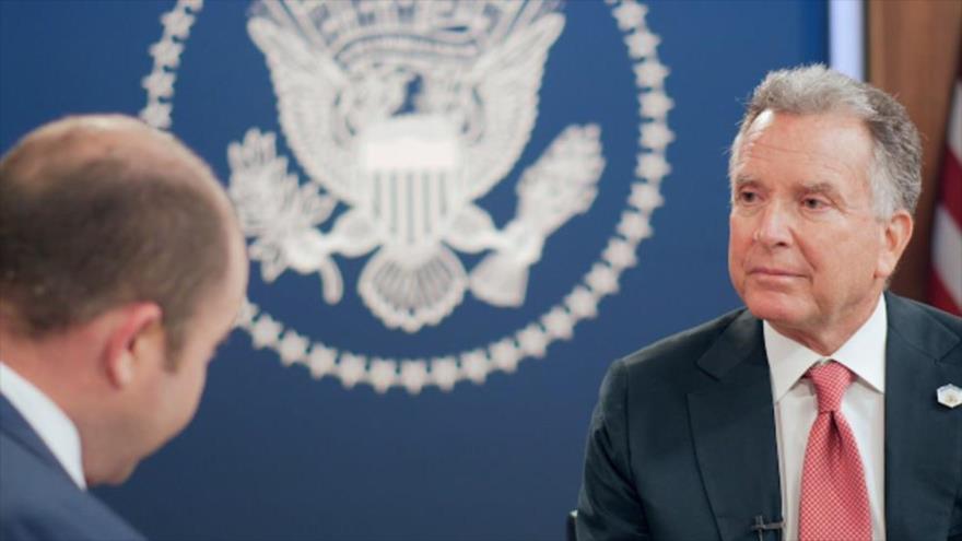 El enviado de Donald Trump para Asia Occidental, Steve Witkoff (dcha.), habla en una entrevista con Breitbart News, publicado 9 de mayo de 2025.