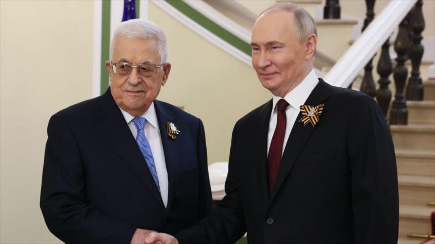 El presidente ruso, Vladimir Putin, (izda) y el presidente de la Autoridad Palestina, Mahmud Abás, se encuentran en el Gran Palacio del Kremlin en Moscú, Rusia, 10 de mayo de 2025. (Foto: AP)