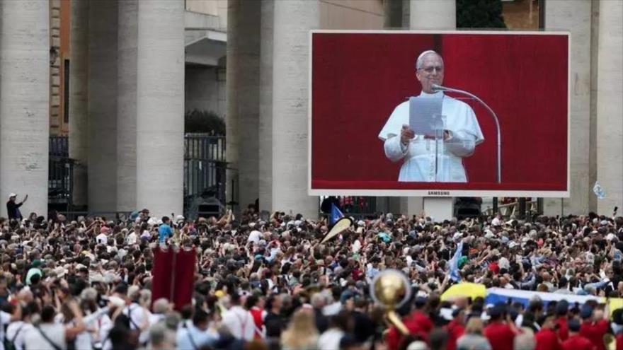 El papa León XIV en una pantalla gigante en la plaza San Pedro del Vaticano durante la oración Regina Caeli, 11 de mayo 2025 (Foto: Reuters)
