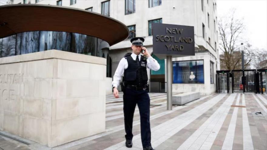 Un agente de policía camina frente a la sede de la Policía Metropolitana, en Londres, Reino Unido, el 21 de marzo de 2023. (Foto de Reuters)