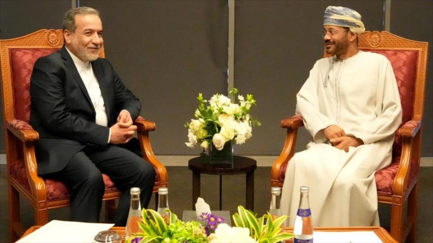 El ministro iraní de Exteriores, Seyed Abás Araqchi (izda.), reunido con su homólogo omaní, Badr bin Hamad al-Busaidi, en Mascate, 11 de mayo de 2025.