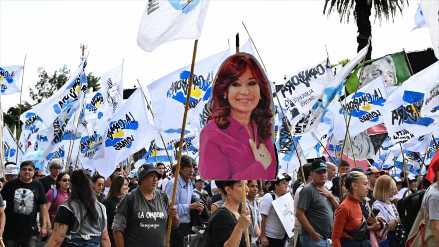 Una mujer sostiene una imagen de la expresidenta argentina Cristina Fernández de Kirchner en una marcha en Buenos Aires, 24 de marzo de 2025.