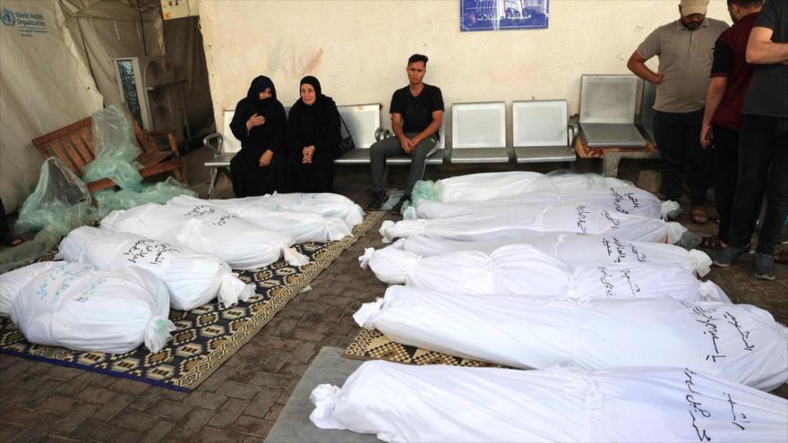 Las familias de las víctimas junto con sus cadáveres en Gaza