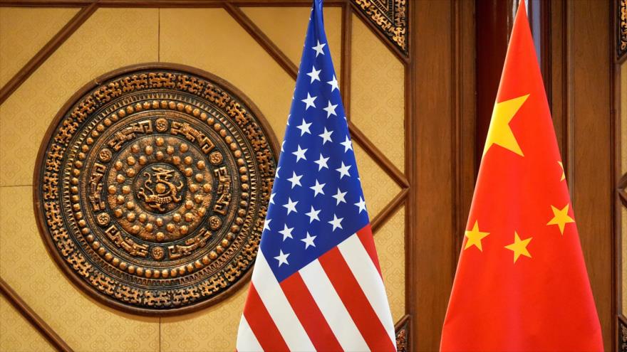 Banderas de EE.UU. y China se encuentran en la Casa de Huéspedes del Estado Diaoyutai, en Pekín, 26 de abril de 2024.