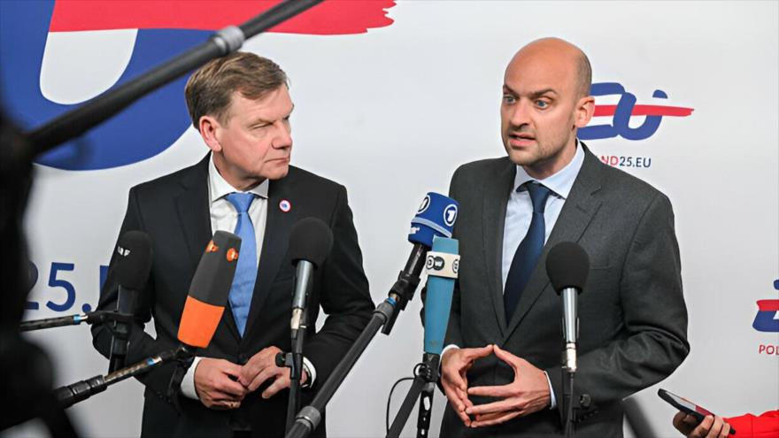 El ministro de Exteriores de Alemania, Johann Wadephul, y su par francés, Jean Noel Barrot, hablan con la prensa en Polonia, 7 de mayo de 2025.