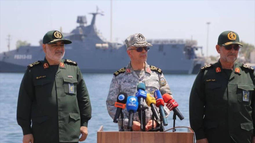 Jefe del Estado Mayor de las Fuerzas Armadas de Irán, el general de brigada Mohamad Hosein Baqeri (centro) durante su visita al sur del país.
