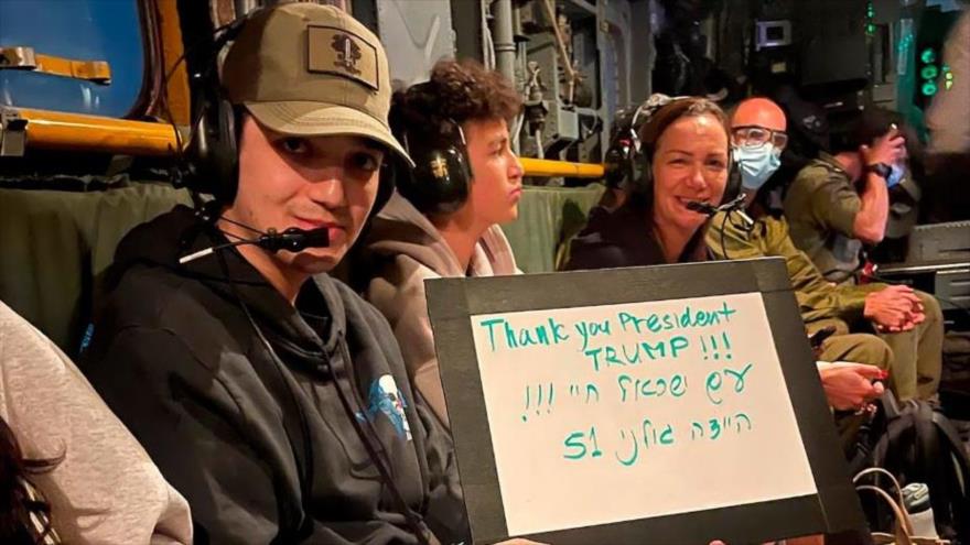 El retenido israelí-estadounidense recién liberado, Edan Alexender, sostiene una pizarra con la frase ‘Gracias, presidente Trump’, 12 de mayo de 2025.