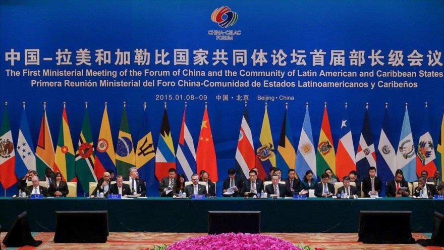 El canciller chino, Wang Yi(centro), junto con cancilleres y presidentes de América Latina reunidos en la IV Reunión Ministerial China – CELAC, Pekín, 13 de mayo de 2025.