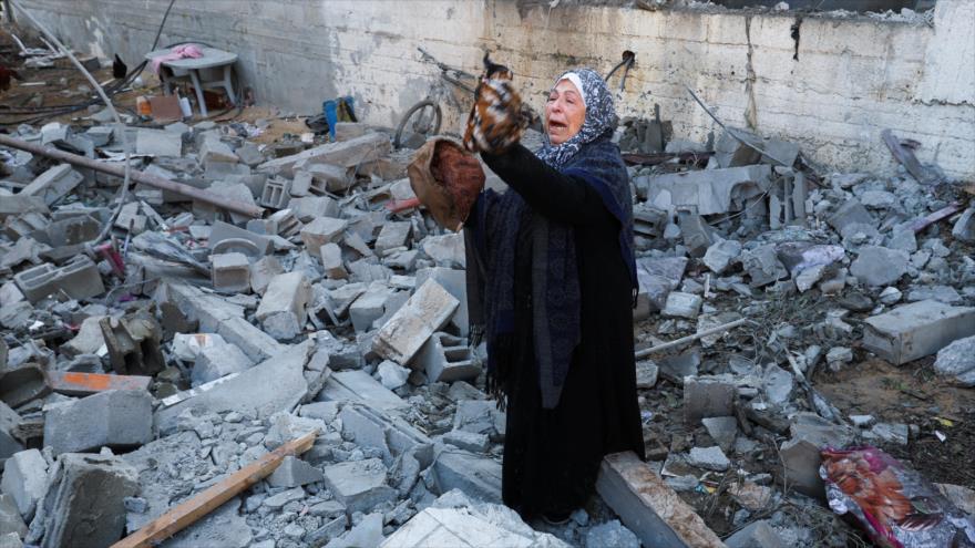 Una mujer palestina llora entre los escombros en el lugar de un ataque israelí en Rafah, en el sur de la Franja de Gaza, 3 de febrero de 2024.