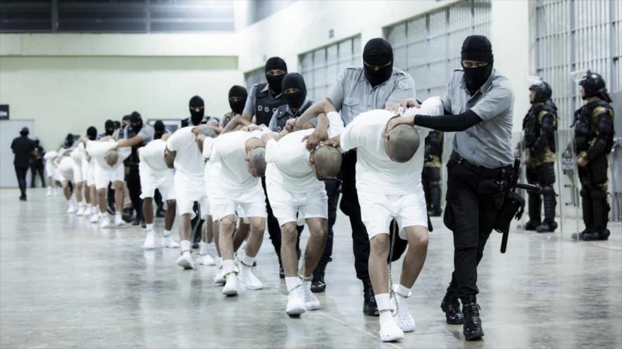 Foto: Guardias penitenciarios trasladan a deportados desde EE.UU., presuntos miembros de pandillas venezolanas, al Centro de Confinamiento del Terrorismo en Tecoluca, El Salvador, 16 de marzo de 2025. (Foto: AP)