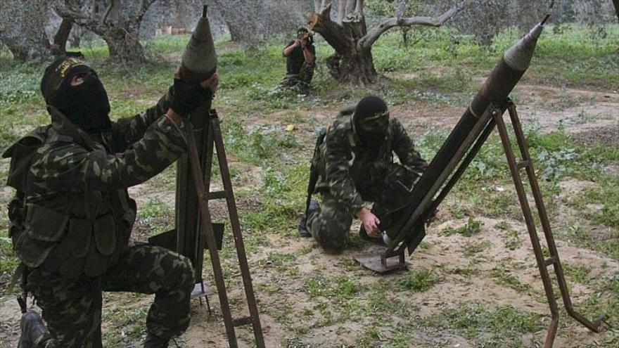 Combatientes de las Brigadas de Al-Quds lanzando cohetes contra objetivos israelíes.
