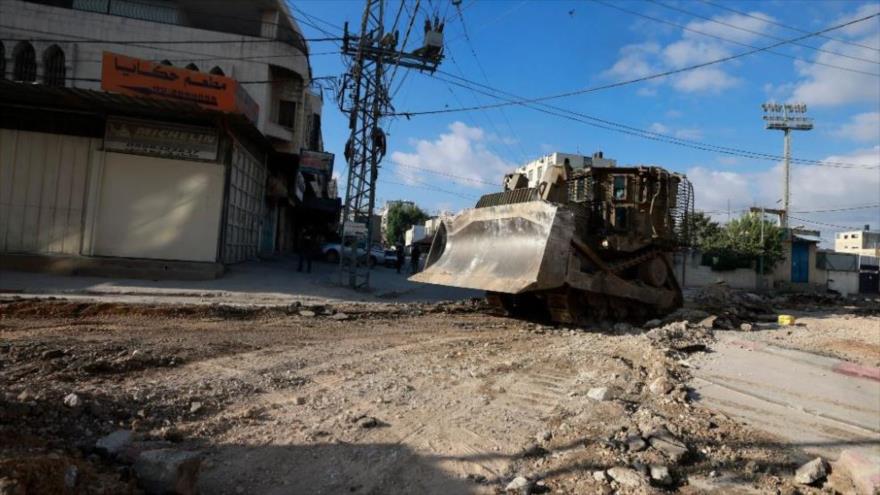 Una excavadora militar israelí durante una operación en el campo de Tulkarem, en el noroeste de Cisjordania. (Foto: AFP)