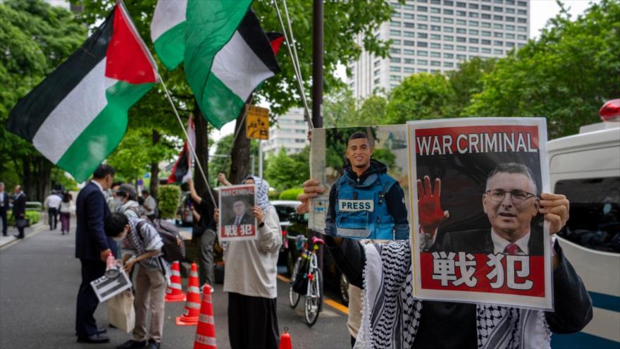 Protesta frente al Club Nacional de Prensa de Japón contra la visita del canciller israelí, Gideon Saar, Tokio, 14 de mayo de 2025. (Foto: AFP)