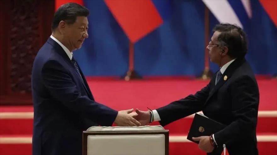 El presidente chino, Xi Jinping (izq), y el presidente colombiano, Gustavo Petro.