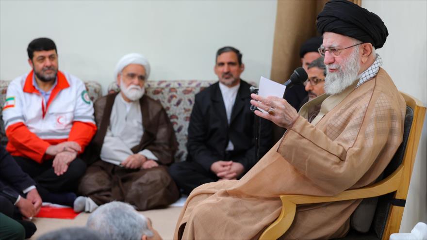 El Líder de la Revolución Islámica, el Ayatolá Seyed Ali Jamenei, durante una reunión con miembros de la Media Luna Roja de Irán.