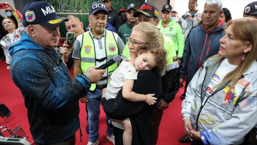 La pequeña Maikelys Espinoza fue recibida por primera dama Cilia Flores y el Ministro del Interior venezolano Diosdado Cabello.