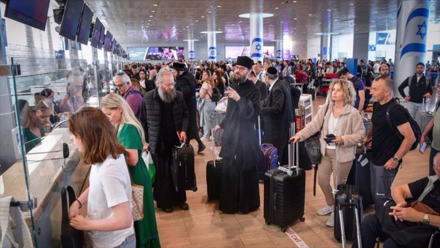 Los pasajeros son vistos en el aeropuerto Ben Gurion cerca de Tel Aviv el 4 de mayo de 2025.